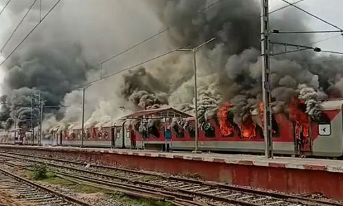 அக்னிபத் திட்டத்திற்கு தொடரும் எதிர்ப்பு- பீகாரில் மேலும் ஒரு ரெயில் எரிப்பு