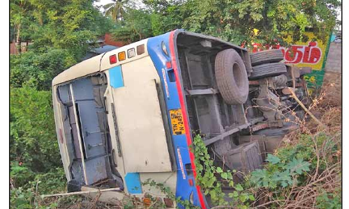 கூடலூர் அருகே  அரசு பஸ் கவிழ்ந்து தொழிலாளி பலியானார்