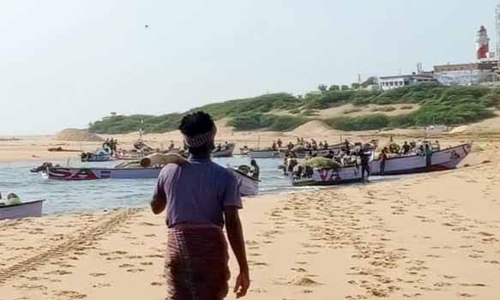 மணப்பாடு கடற்கரையில் உருவாகும் மணல் திட்டுகளால் மீன்பிடிக்க முடியாமல் மீனவர்கள் அவதி