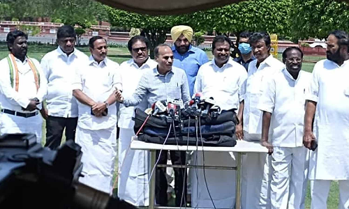 டெல்லி காவல்துறை அத்துமீறல்- சபாநாயகர் ஓம் பிர்லாவிடம் புகார் கூறிய காங்கிரஸ் எம்.பி.க்கள்