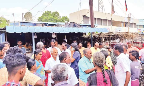 மீஞ்சூர் அருகே கடைகளை அகற்ற வியாபாரிகள் எதிர்ப்பு- அதிகாரிகளுடன் வாக்குவாதம்