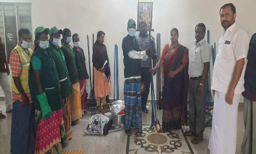 தூய்மை பணியாளர்களுக்கு உபகரண பொருட்கள்