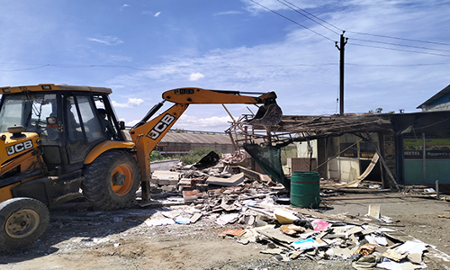 அப்டா மார்க்கெட் அருகே  ஆக்கிரமிப்பு கடைகள் இடித்து அகற்றம்  போலீஸ் பாதுகாப்புடன் அதிகாரிகள் நடவடிக்கை