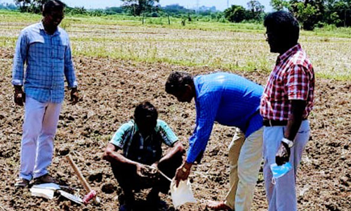 பாகூரில் மண் மாதிரி சேகரிப்பு முகாம்