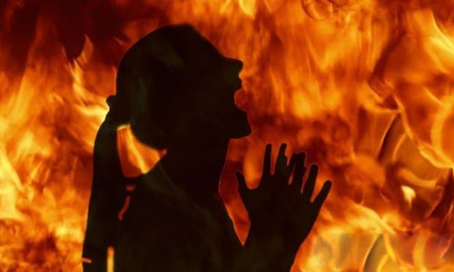 அருமனை அருகே இன்று  படுக்கை அறையில் தீயில் கருகி பிணமாக கிடந்த இளம்பெண்  10 வயது  மகள் உயிருக்கு போராட்டம்