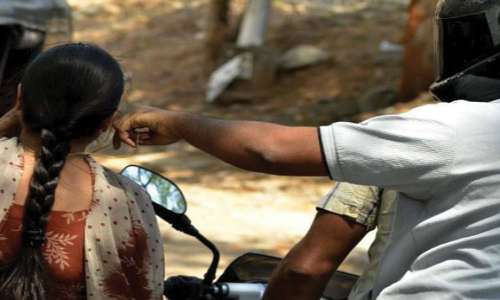 வாக்கிங் சென்ற ஆசிரியையிடம் செயின் பறிப்பு