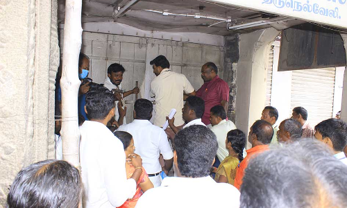 ரூ.5 லட்சம் வாடகை பாக்கி- நெல்லையப்பர் கோவிலுக்கு சொந்தமான 2 கடைகளுக்கு சீல் வைப்பு