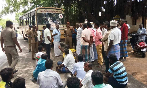 ஊராட்சி செயலாளர் நியமிக்க கோரி சாலை மறியல்