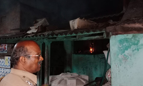 பண்ருட்டி அருகே நள்ளிரவில் தீப்பிடித்து எரிந்த டீக்கடை