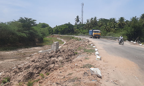 புவனகிரியில் ஆபத்தான பயணத்தால் வாகன ஓட்டிகள் அச்சம்