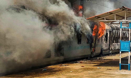 அக்னிபாத் திட்டத்துக்கு எதிரான போராட்டம் நீடிப்பு- பீகார், தெலுங்கானாவில் மேலும் 4 ரெயில்களுக்கு தீவைப்பு