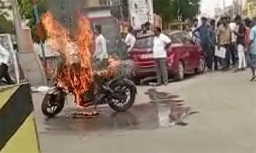 தானாக தீப்பற்றி எரிந்த மோட்டார் சைக்கிள்- கணவன் மனைவி உயிர்தப்பினர்