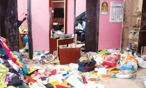 நிதி நிறுவன அதிபர் வீட்டில் கொள்ளையடித்து ரெயிலில் மும்பைக்கு தப்பிச்சென்ற கொள்ளையர்கள் -  தனிப்படையினர் முகாமிட்டு தேடுதல் வேட்டை