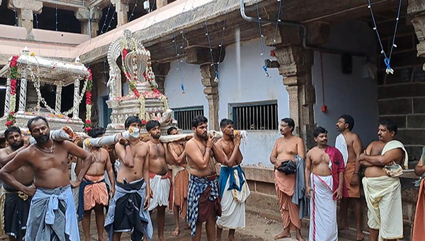 திருவட்டாரில் பக்தர்கள் திரட்டிய நிதியில் ஆதிகேசவ பெருமாள் கோவிலுக்கு வெள்ளி கமல வாகனம் திருவட்டாரில் பக்தர்கள் திரட்டிய நிதியில் ஆதிகேசவ பெருமாள் கோவிலுக்கு வெள்ளி கமல வாகனம்