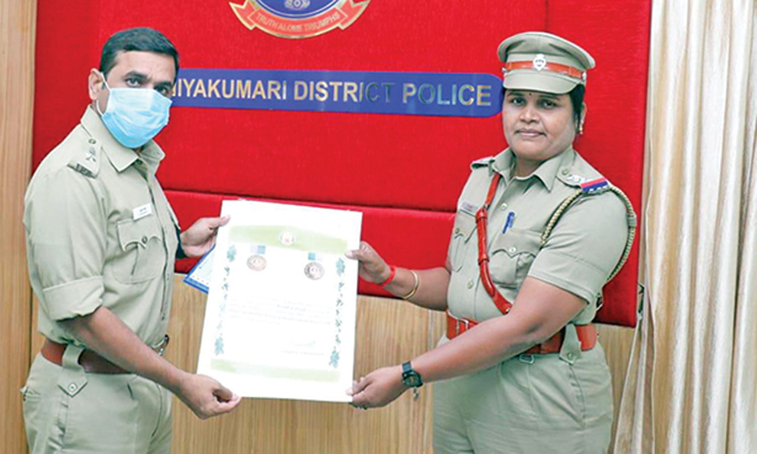 விருது பெற்ற பெண் இன்ஸ்பெக்டருக்கு போலீஸ் சூப்பிரண்டு பாராட்டு விருது பெற்ற பெண் இன்ஸ்பெக்டருக்கு போலீஸ் சூப்பிரண்டு பாராட்டு