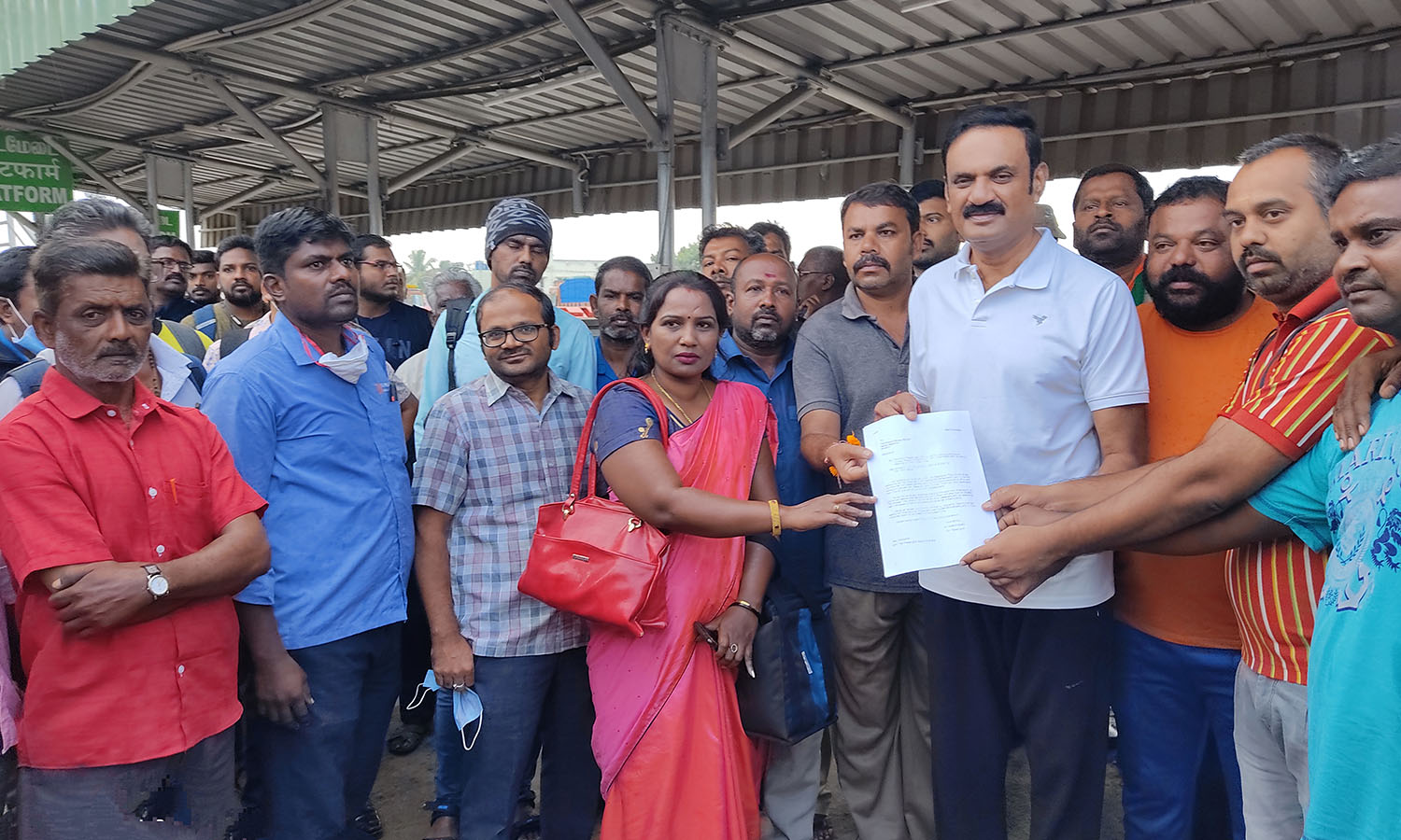 தருமபுரியிலிருந்து ஓசூர் வழியாக பெங்களூரு செல்லும் ரயில் நேரத்தை மாற்றாமலிருக்க அதிகாரிகளுடன் பேச்சு தருமபுரியிலிருந்து ஓசூர் வழியாக பெங்களூரு செல்லும் ரயில் நேரத்தை மாற்றாமலிருக்க அதிகாரிகளுடன் பேச்சு