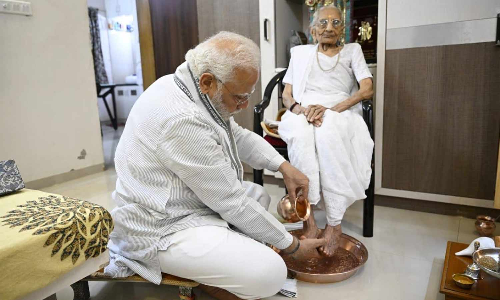 தாயாரின் 100வது பிறந்தநாள்- நேரில் சந்தித்து வாழ்த்து பெற்ற பிரதமர் மோடி