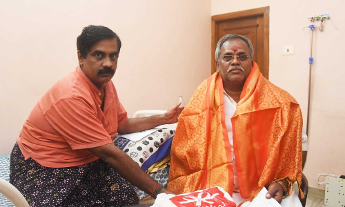 பா.ஜனதா நிர்வாகியிடம் நலம் விசாரித்த சபாநாயகர்