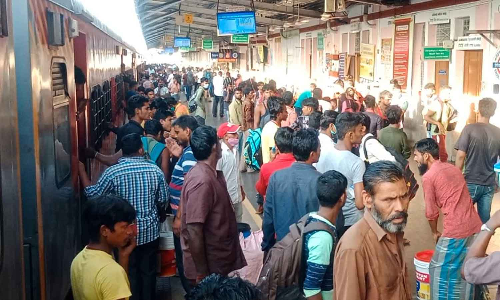 ரப்தி சாகர் ரெயில் ரத்து செய்யப்பட்டதால் ஈரோடு ரெயில் நிலையத்தில் 2 ஆயிரம் பயணிகள் தவிப்பு