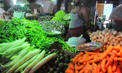 கோயம்பேட்டில் காய்கறிகள் மூட்டை மூட்டையாக தேக்கம்- வியாபாரிகள் கவலை