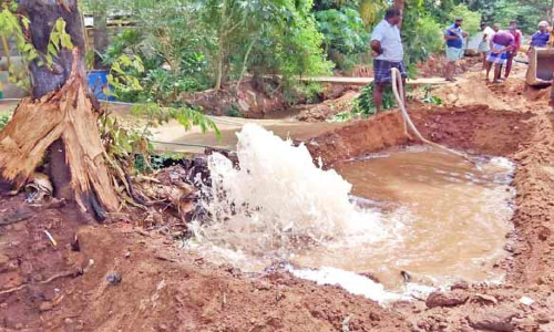 கூட்டு குடிநீர் திட்ட குழாய் உடைப்பால் வீணாகும் தண்ணீர்