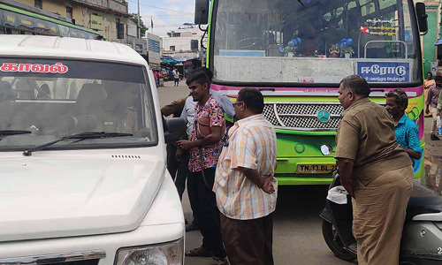 அரசு பஸ் ஊழியரிடம் தனியார் பஸ் கண்டக்டர் தகராறு