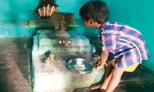 ஆந்திராவில் 100 வீடுகளில் 400 சமாதிகள் வீட்டின் முன்பு சமாதி கட்டி வழிபடும் கிராம மக்கள்