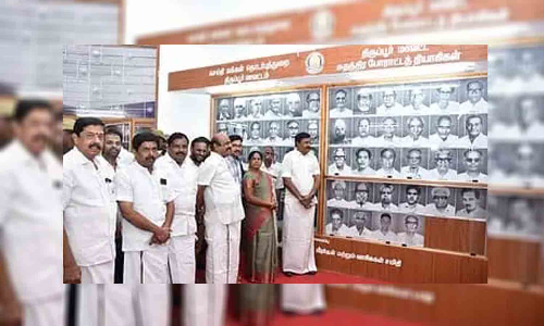 திருப்பூா் குமரன் நினைவகத்தில் சுதந்திர போராட்ட தியாகிகள் புகைப்பட கண்காட்சியை அமைச்சர்கள் திறந்து வைத்தனர்