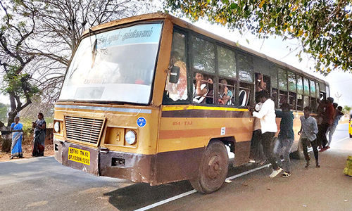 பஸ்களில் தொங்கி செல்லும் பயணிகள்