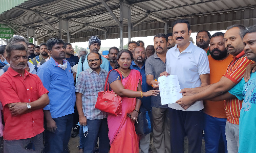 தருமபுரியிலிருந்து ஓசூர் வழியாக  பெங்களூரு செல்லும் ரயில் நேரத்தை மாற்றாமலிருக்க அதிகாரிகளுடன் பேச்சு