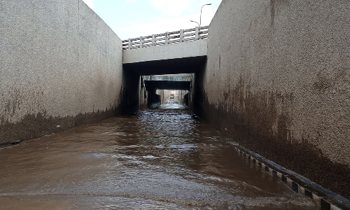 கனமழையால்  முழுவதும் தண்ணீரில் மூழ்கிய சாமல்பட்டி ரெயில்வே தரை பாலம்