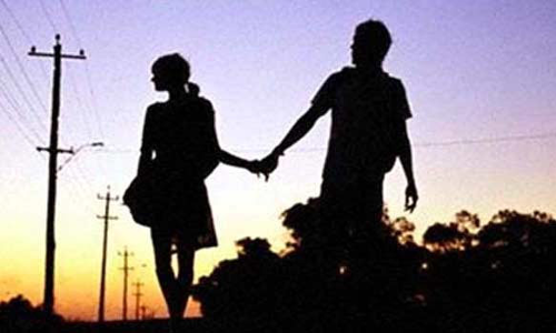 கணவரின் தம்பியுடன் கள்ளக்காதல்-2 குழந்தைகளை தவிக்க விட்டு இளம்பெண் ஓட்டம்