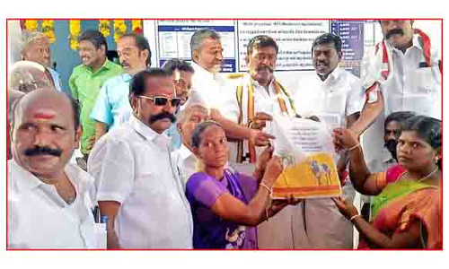 வீ.கே.புதூர் அருகே புதிய பகுதி நேர ரேஷன் கடை- பழனி நாடார் எம்.எல்.ஏ. திறந்து வைத்தார்