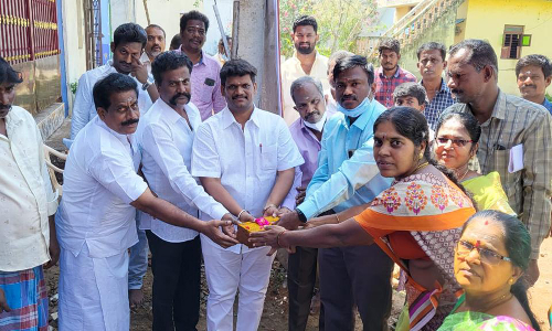 15 லட்சத்தில் சாலை-வடிகால் வசதி பணி-  சம்பத் எம்.எல்.ஏ. தொடங்கி வைத்தார்