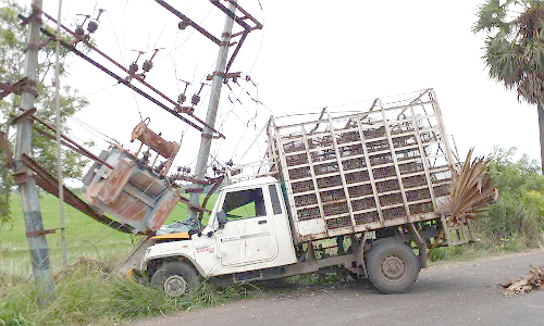 டிரான்ஸ்பார்மர் மீது லாரி மோதி விபத்து