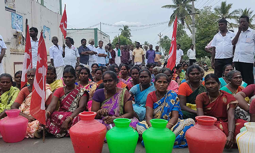 காலிக்குடங்களுடன் பெண்கள் சாலை மறியல்