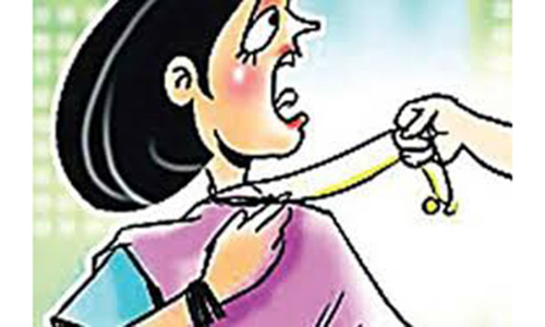 பைக்கில் சென்ற பெண்ணின் தாலிச் செயின் பறிப்பு