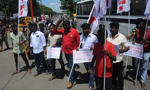 ரெயில்நிலையத்தில் நுழைய முயன்ற போராட்டக்காரர்களுடன் போலீசார் தள்ளுமுள்ளு