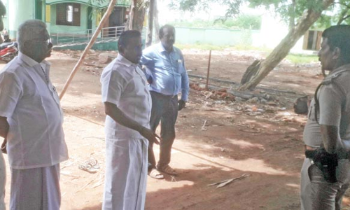 பள்ளி இடத்தை ஆக்கிரமிக்க முயற்சி -முன்னாள் எம்.எல்.ஏ. ரெட்டியார்பட்டி நாராயணன் பேச்சுவார்த்தை