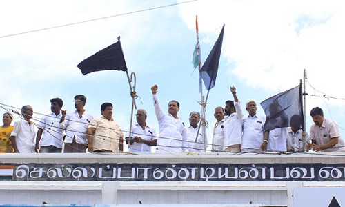 கவர்னர் வருகைக்கு எதிர்ப்பு தெரிவித்து நெல்லையில் காங்கிரசார் கருப்பு கொடி போராட்டம்