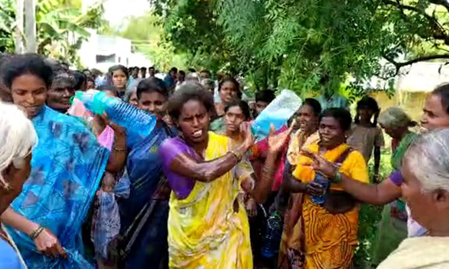 போச்சம்பள்ளி அருகே மண்எண்ணைய் ஊற்றி தீக்குளிக்க முயன்ற பெண்கள்- ஆக்கிரமிப்பு அகற்றுவதை நிறுத்தி வைப்பு போச்சம்பள்ளி அருகே மண்எண்ணைய் ஊற்றி தீக்குளிக்க முயன்ற பெண்கள்- ஆக்கிரமிப்பு அகற்றுவதை நிறுத்தி வைப்பு
