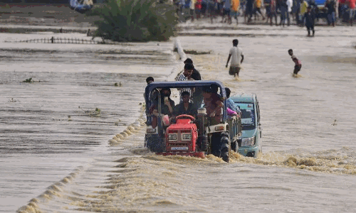அசாம் வெள்ளத்தில் சிக்கி பலியானோர் எண்ணிக்கை 62 ஆக அதிகரிப்பு