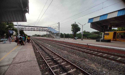 உடுமலை ரெயில் நிலையத்தில் மின்விளக்குகள் எரியாததால் தவிக்கும் பயணிகள்