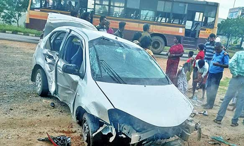 திண்டுக்கல் அருகே கார் கவிழ்ந்து  3 பேர் படுகாயம்