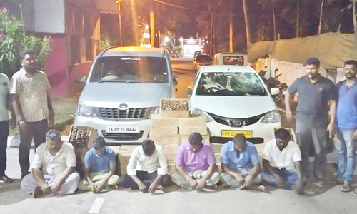 2 கார்களில் கடத்தி வந்த ரூ.3 லட்சம் மதிப்புள்ள 2400 மதுபாட்டில்கள் பறிமுதல்