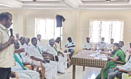 வடிகால் வாய்க்கால்களை தூர்வார வேண்டும்