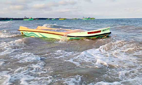 கரை ஒதுங்கிய  இலங்கை படகு: போலீசார் தீவிர விசாரணை