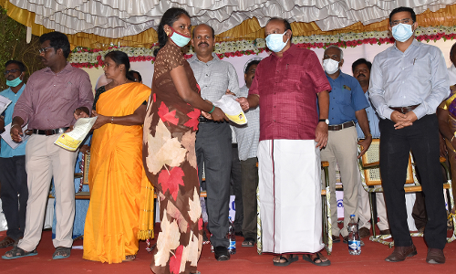 கடலூர் அருகே ஜமாபந்தி நிறைவு நாளில் 402 பயனாளிகளுக்கு ரூ.18.43 கோடி நலத்திட்ட உதவிகள் அமைச்சர் எம்.ஆர்.கே.பன்னீர்செல்வம்  வழங்கினார்.