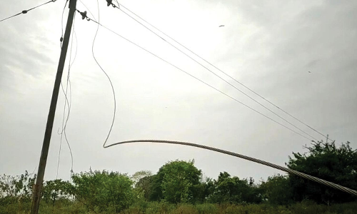 மழை, சூறை–க்காற்றால் அறுந்து கிடக்கும் மின்கம்பிகளை தொட வேண்டாம்