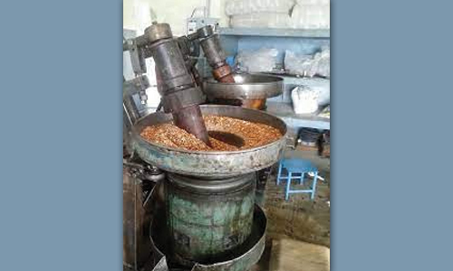 செக்கு எந்திரத்தில் சிக்கி மாணவியின் கை துண்டானது